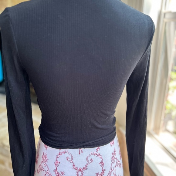 Abercrombie & Fitch Black Long Sleeve Ribbed Knit Wrap Around Tie Top - Picture 3 of 4